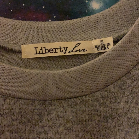 Crop too sweater. - Picture 2 of 3